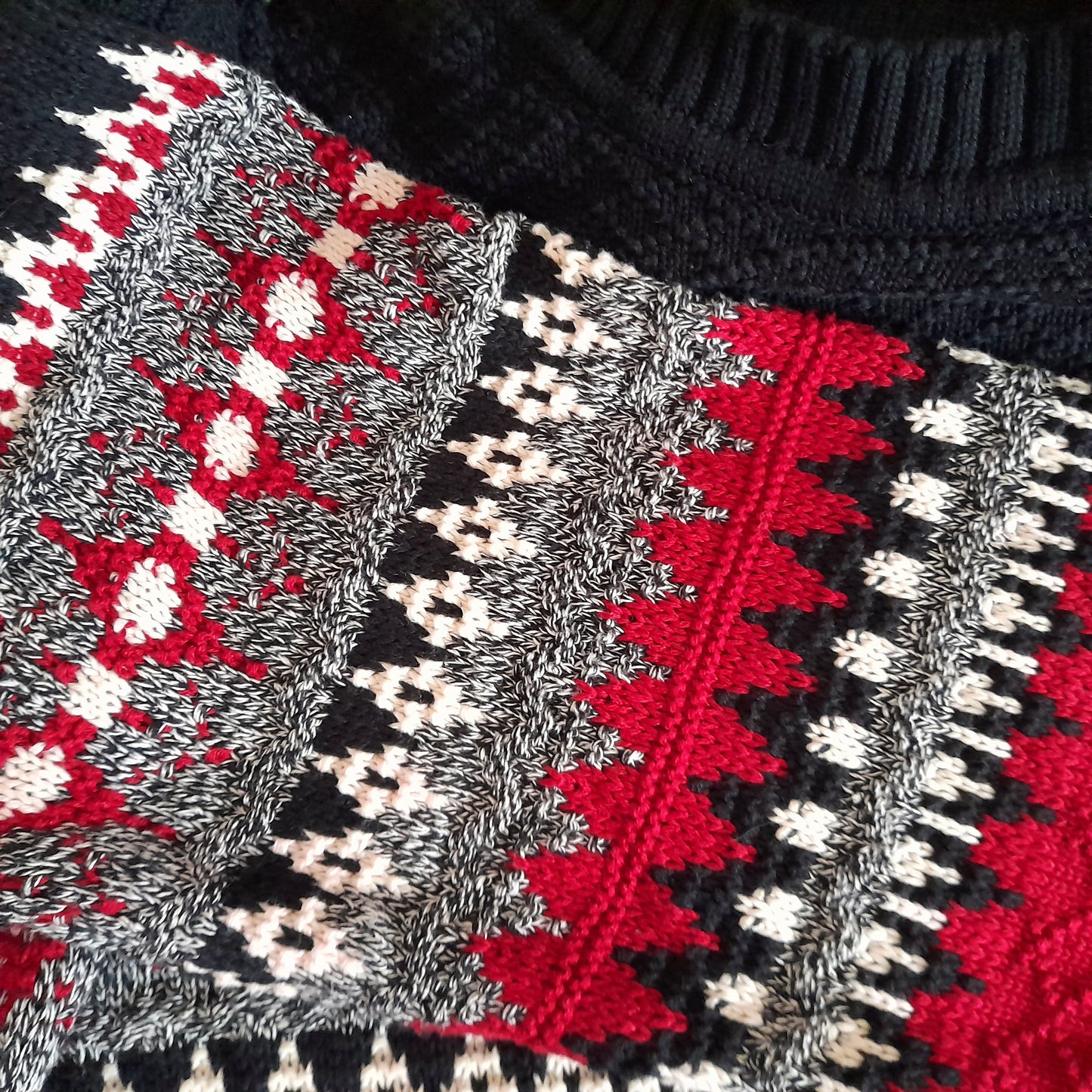 Vintage JANTZEN Black & Red Geometric Knit Jumper