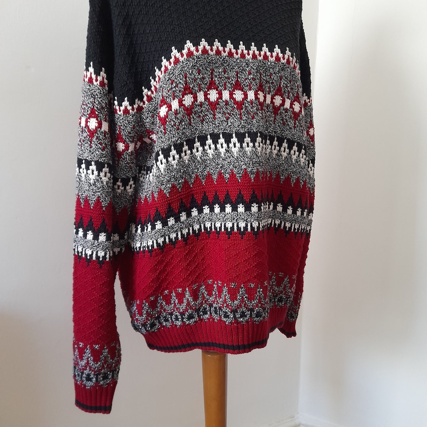 Vintage JANTZEN Black & Red Geometric Knit Jumper