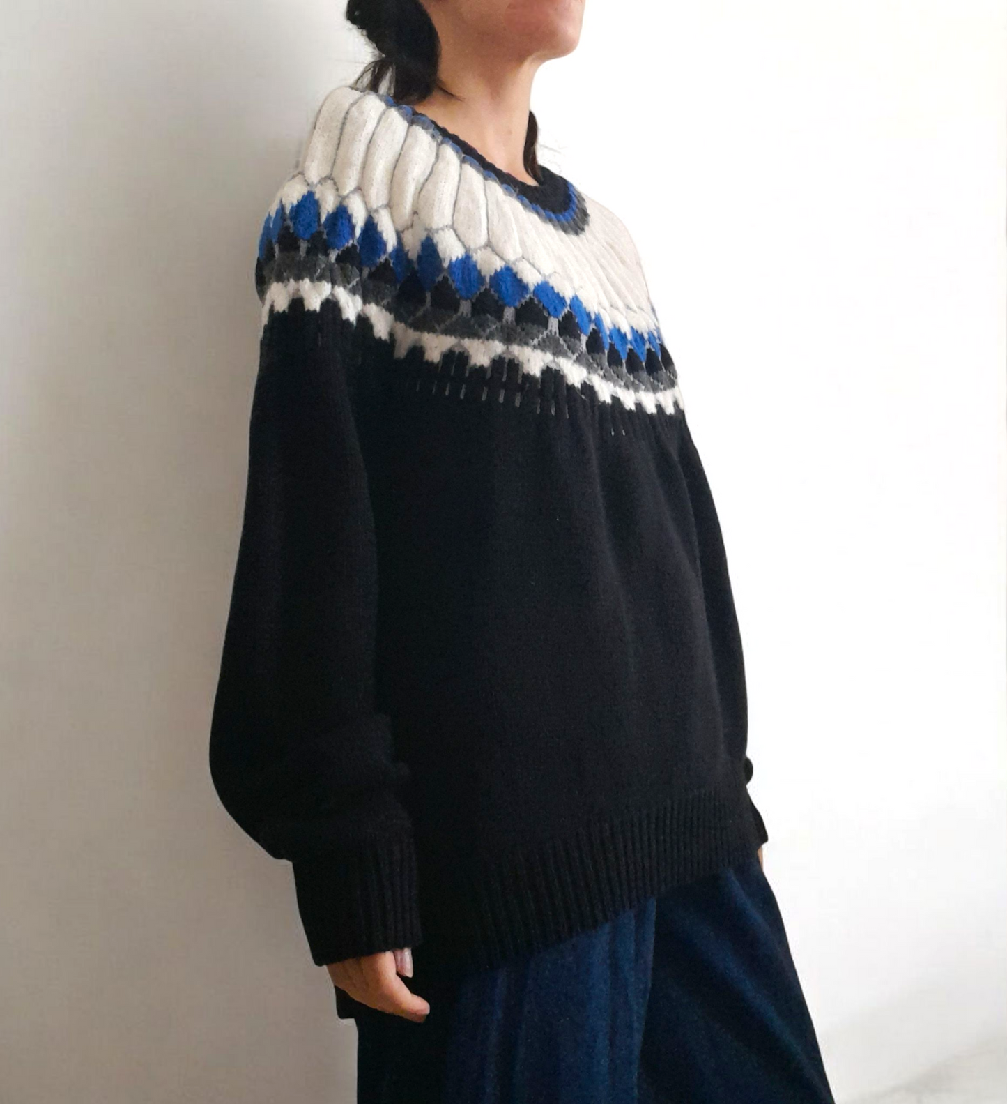 Vintage 90s Black Grey White Blue Embroidered Collar Jumper