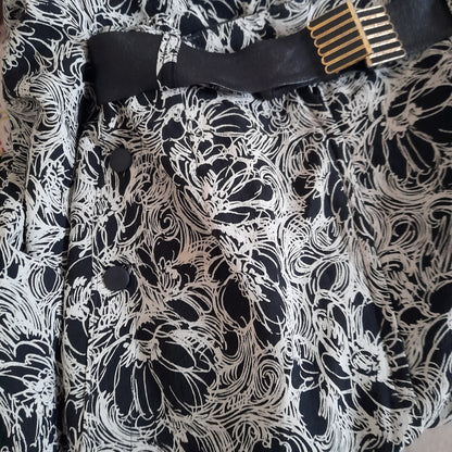 Vintage 1970s Monochrome Floral Belted Button Cropped Culotte Pants