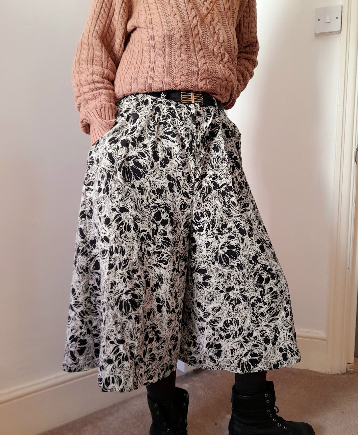 Vintage 1970s Monochrome Floral Belted Button Cropped Culotte Pants