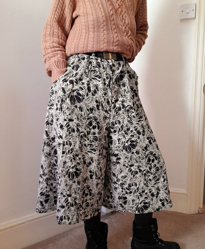 Vintage 1970s Monochrome Floral Belted Button Cropped Culotte Pants