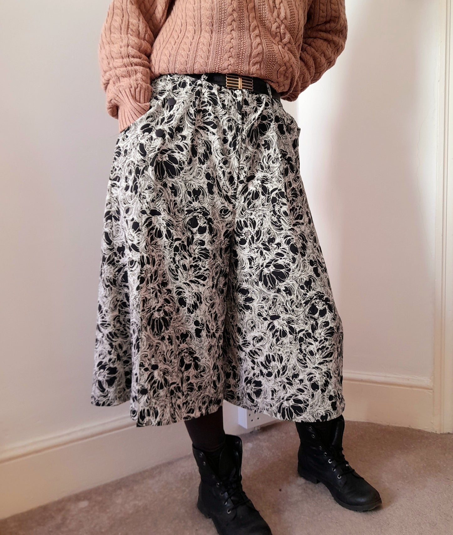 Vintage 1970s Monochrome Floral Belted Button Cropped Culotte Pants