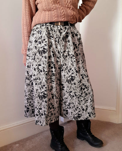 Vintage 1970s Monochrome Floral Belted Button Cropped Culotte Pants