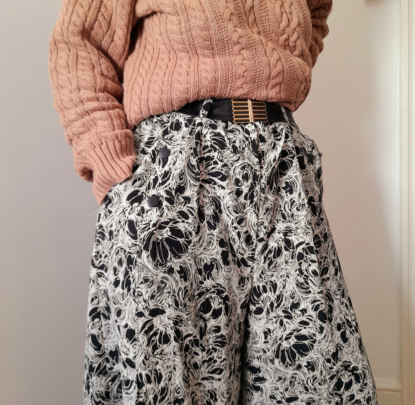 Vintage 1970s Monochrome Floral Belted Button Cropped Culotte Pants