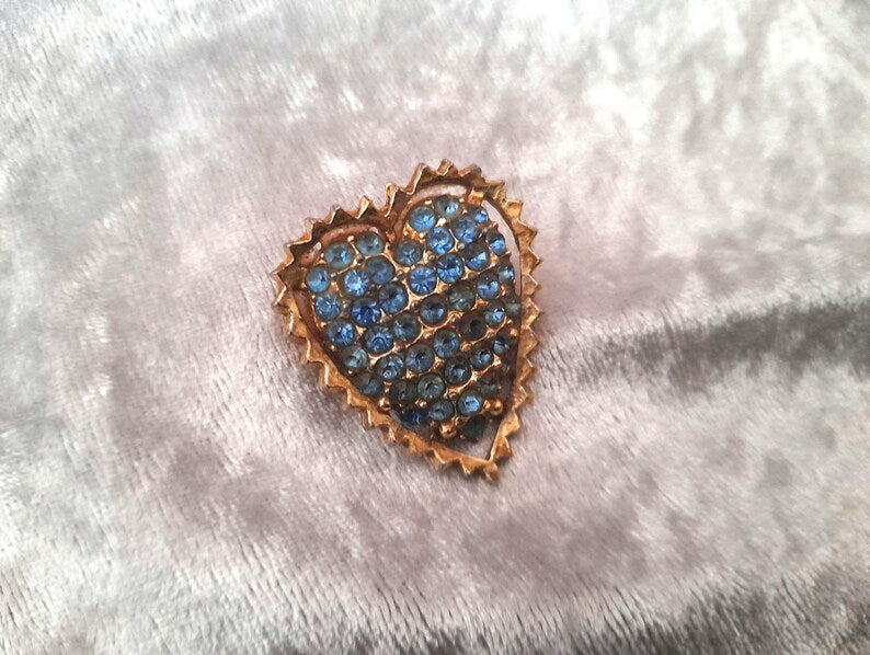 Vintage 1950s Goldtone Metal Light Blue Sparkling Studded Rhinestone Heart Pin Brooch